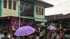 Kades Padamenak Didemo Warga Usai Diduga Selingkuhi Istri Hansip