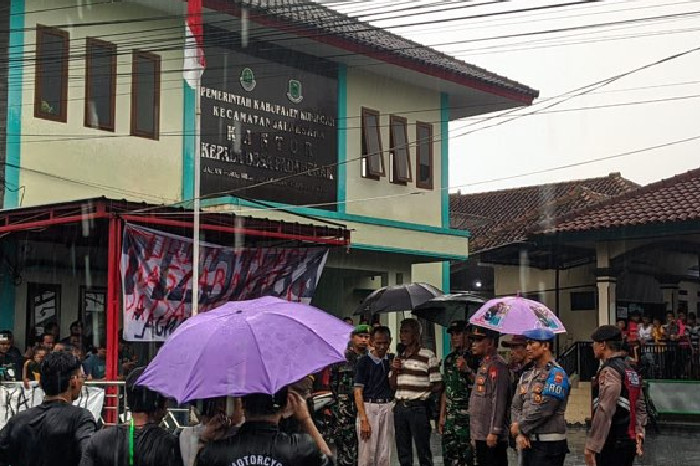 Kades Padamenak Didemo Warga Usai Diduga Selingkuhi Istri Hansip