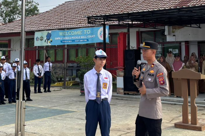 Kapolsek Sebulu Pimpin Upacara di SMPN 2