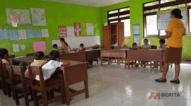 Guru Honorer Sumba Timur Cerdaskan Siswa Pakai Bahasa Ibu