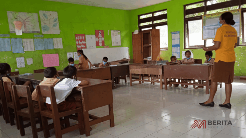 Guru Honorer Sumba Timur Cerdaskan Siswa Pakai Bahasa Ibu