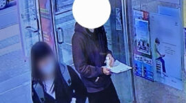 Dua pria yang dilengkapi dengan minuman narkotika didistribusikan kepada siswa di Gangnam dalam foto yang diambil oleh kamera pengintai pada April 2023. Foto oleh Korea Times