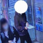 Dua pria yang dilengkapi dengan minuman narkotika didistribusikan kepada siswa di Gangnam dalam foto yang diambil oleh kamera pengintai pada April 2023. Foto oleh Korea Times