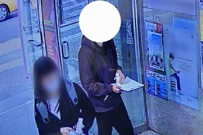 Dua pria yang dilengkapi dengan minuman narkotika didistribusikan kepada siswa di Gangnam dalam foto yang diambil oleh kamera pengintai pada April 2023. Foto oleh Korea Times