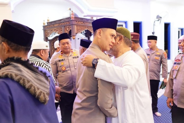 Kapolda Maluku Ajak Jamaah Sholat Subuh Tebarkan Kebaikan di Masjid Al-Furqan Galunggung