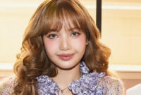 Lisa mengenakan pakaian rajutan, untuk gaya boneka barbebead keriting.
