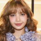 Lisa mengenakan pakaian rajutan, untuk gaya boneka barbebead keriting.