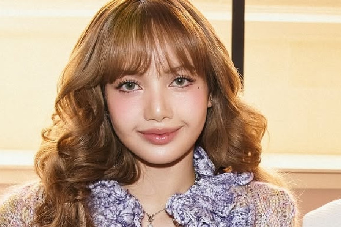 Lisa mengenakan pakaian rajutan, untuk gaya boneka barbebead keriting.