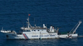 Kapal penjaga pantai China dekat Scarborough Shoal pada Februari 2024. Foto: AFP