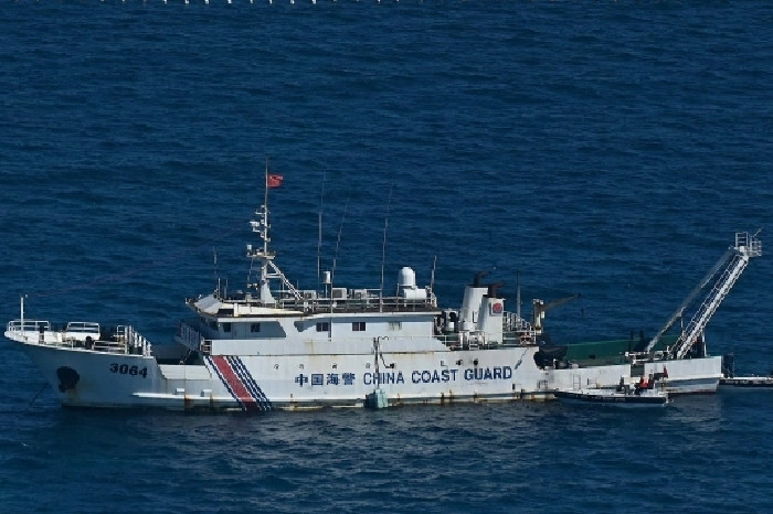 Kapal penjaga pantai China dekat Scarborough Shoal pada Februari 2024. Foto: AFP
