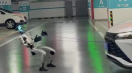 Robot humanoid G1 Unitree menarik mobil. Foto: BAAI