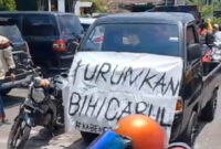 Spanduk warga yang menuntut aparat Desa Kalapa Gunung. (Istimewa)