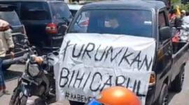 Spanduk warga yang menuntut aparat Desa Kalapa Gunung. (Istimewa)