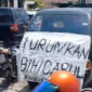 Spanduk warga yang menuntut aparat Desa Kalapa Gunung. (Istimewa)