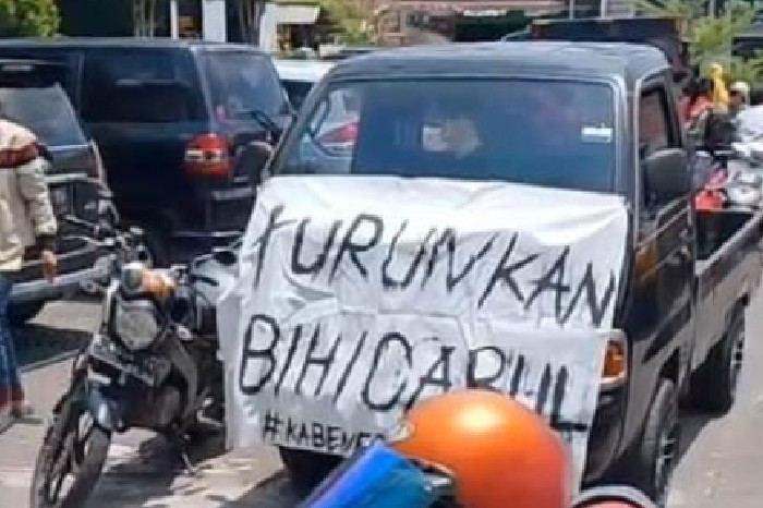 Spanduk warga yang menuntut aparat Desa Kalapa Gunung. (Istimewa)