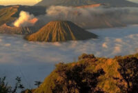 gunung berapi di Indonesia. Foto oleh Authentic Indonesia