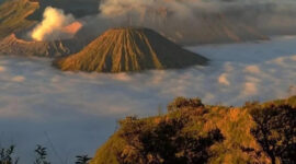 gunung berapi di Indonesia. Foto oleh Authentic Indonesia
