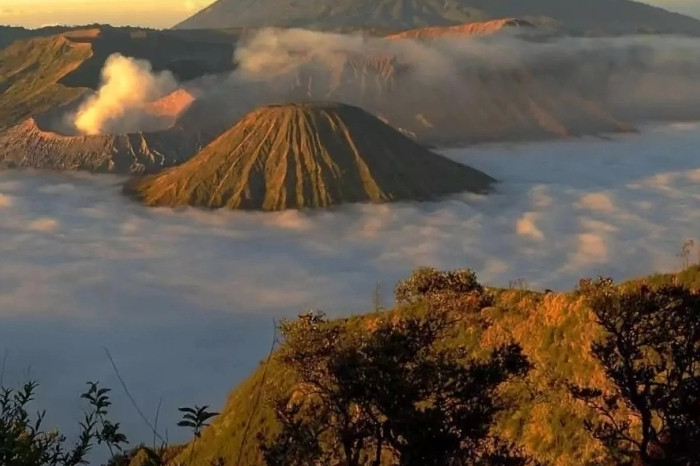 gunung berapi di Indonesia. Foto oleh Authentic Indonesia