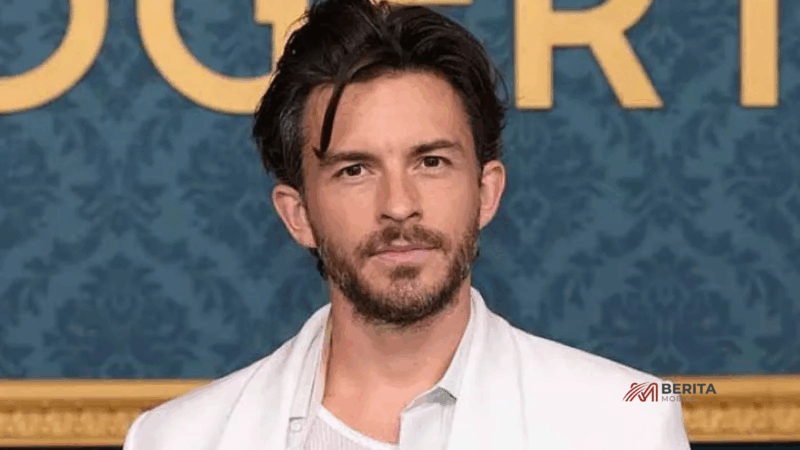 Jonathan Bailey Dinobatkan Sebagai Pria Terseksi di Dunia 2025