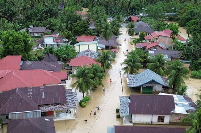 Ilustrasi banjir di Padang. ANTARA FOTO/Iggoy el Fitra 