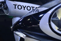 Mobil terbang muncul di stan pameran Toyota di pameran mobil Jepang.