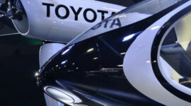 Mobil terbang muncul di stan pameran Toyota di pameran mobil Jepang.