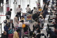 
Turis China berbaris untuk check-in di bandara internasional ibukota Beijing pada 17 November. Foto: Kyodo

