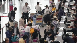 
Turis China berbaris untuk check-in di bandara internasional ibukota Beijing pada 17 November. Foto: Kyodo
