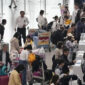 
Turis China berbaris untuk check-in di bandara internasional ibukota Beijing pada 17 November. Foto: Kyodo

