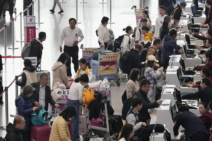 
Turis China berbaris untuk check-in di bandara internasional ibukota Beijing pada 17 November. Foto: Kyodo
