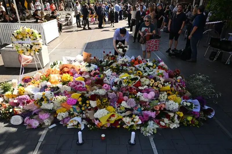 Ribuan Warga Sydney Padati Bondi Beach Kenang Korban Penusukan dalam Suasana Haru