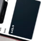 Contoh menggunakan Apple Wallet untuk membuka mobil.