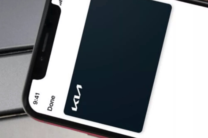 Contoh menggunakan Apple Wallet untuk membuka mobil.