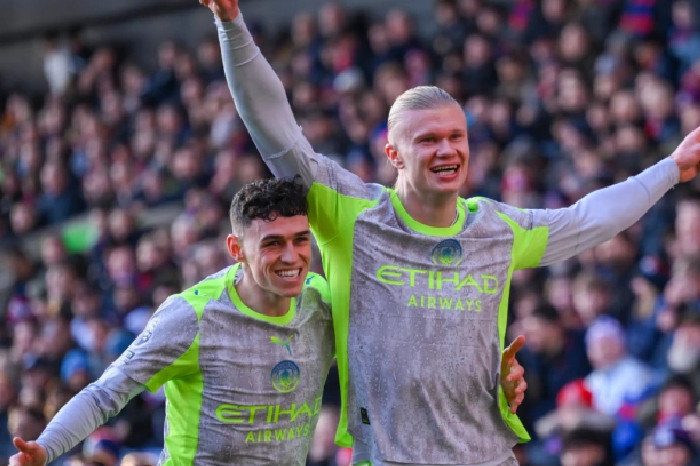 Haaland (kanan) dan Foden mencetak gol di Man City memenangkan Crystal Palace 3-0 di babak 16 Liga Premier di Selhurst Park, London, Inggris pada 14 Desember 2025. Foto: Shutterstock