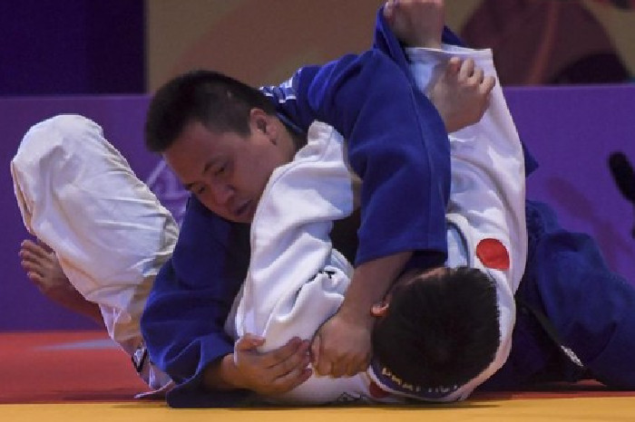 Ilustrasi judoka Indonesia Dharma I Made Sastra meraih medali emas SEA Games 2025. (Antara Foto/Muhammad Adimaja 