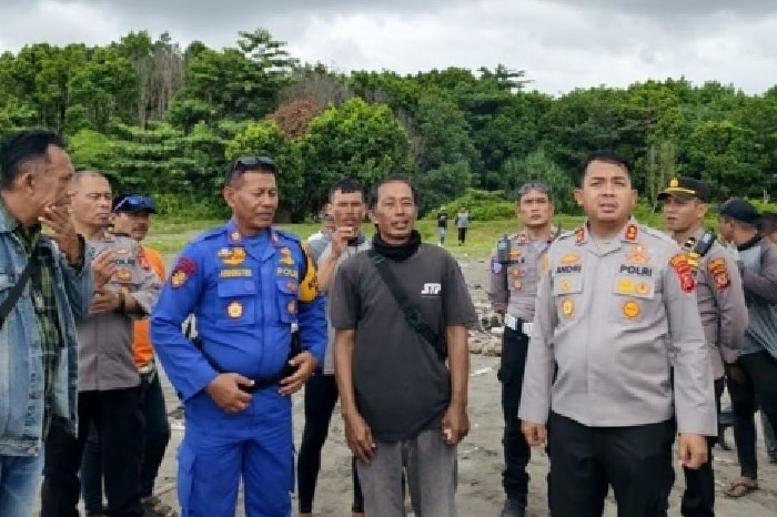 Kapolres Pangandaran, AKBP Andri Kurniawan bersama tim SAR gabungan di TKP