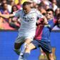 Mbappe pergi ke bola melawan Pedri dalam pertandingan Real kalah dari Barca 3-4 di babak ke-35 La Liga pada 11/5/2025. Foto: AFP