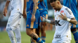 Neymar tersentuh setelah Santos memenangkan Cruzeiro 3-0 di Urbano Caldeira, Santos, Brasil pada 7 Desember 2025. Foto: AFP