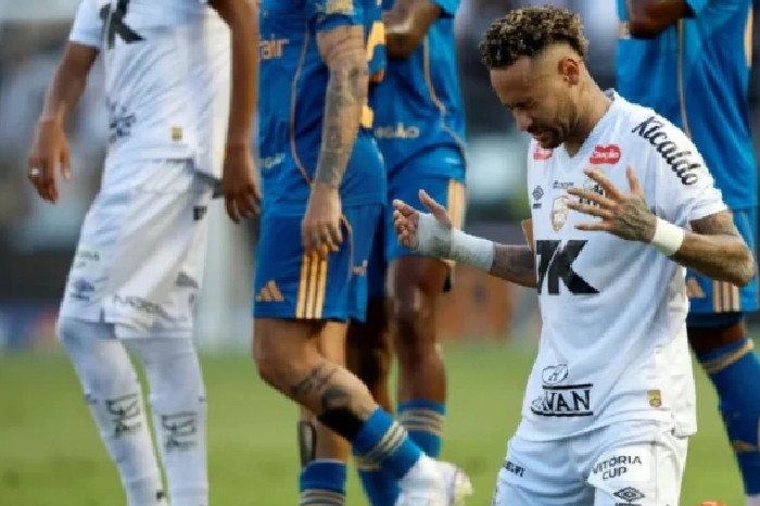 Neymar tersentuh setelah Santos memenangkan Cruzeiro 3-0 di Urbano Caldeira, Santos, Brasil pada 7 Desember 2025. Foto: AFP