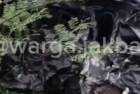 Tangkapan layar - Kondisi sebuah minibus bernomor polisi B-1926-VZK yang tertabrak kereta jurusan bandara di perlintasan Jalan Warung Pojok, Kalideres, Jakarta Barat, Jumat (19/12/2025). ANTARA/HO