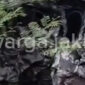 Tangkapan layar - Kondisi sebuah minibus bernomor polisi B-1926-VZK yang tertabrak kereta jurusan bandara di perlintasan Jalan Warung Pojok, Kalideres, Jakarta Barat, Jumat (19/12/2025). ANTARA/HO
