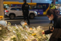Warga meletakkan bunga untuk memperingati para korban serangan di stasiun kereta bawah tanah di Taipei, Taiwan pada 21 Desember. Foto: CNA