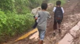 Jalan kabuppaten di Cimenyan Kab. Bandung masih belum tersentuh aspal dan beton. 