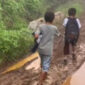 Jalan kabuppaten di Cimenyan Kab. Bandung masih belum tersentuh aspal dan beton. 
