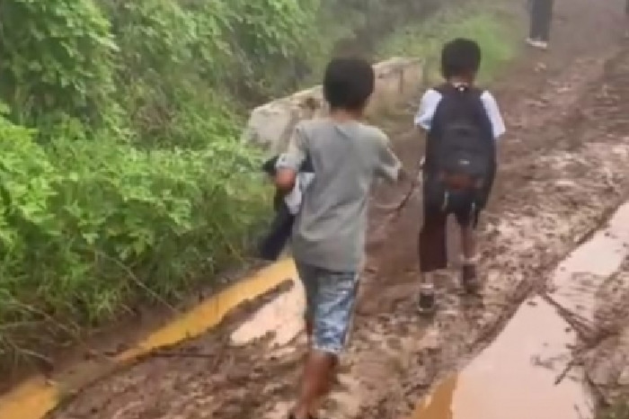 Jalan kabuppaten di Cimenyan Kab. Bandung masih belum tersentuh aspal dan beton. 
