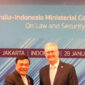 Menteri Koordinator Bidang Politik dan Keamanan (Menko Polkam) Djamari Chaniago (kiri) bertemu dengan Menteri Dalam Negeri Australia Tony Burke MP