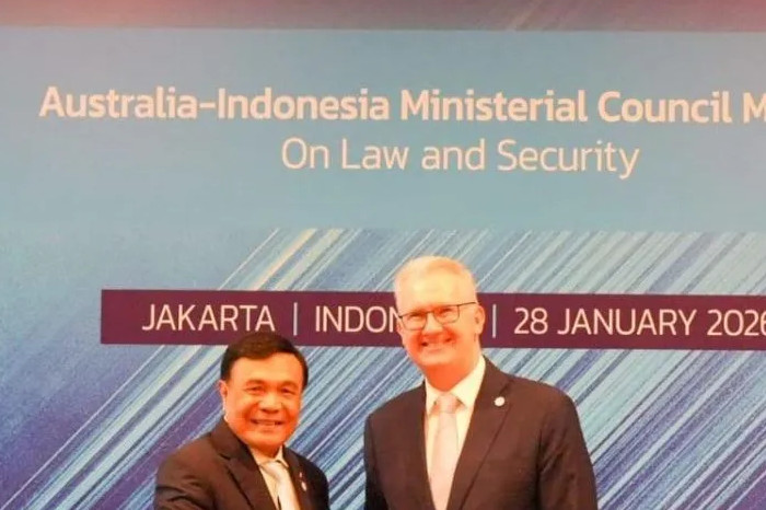 Menteri Koordinator Bidang Politik dan Keamanan (Menko Polkam) Djamari Chaniago (kiri) bertemu dengan Menteri Dalam Negeri Australia Tony Burke MP