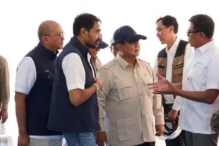 Presiden Prabowo Subianto saat meninjau pembangunan rumah hunian sementara bagi korban bencana di Aceh Tamiang, Kamis (1/1).