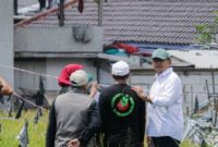 Wali Kota Bandung Muhammad Farhan saat mengecek langsung anak Sungai Cinambo yang kerap meluap dan banjir.