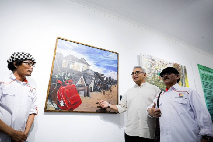 Wali Kota Bandung Muhammad Farhan saat membuka Pameran Lukisan Nasional di The Huis Gallery, Taman Budaya Jawa Barat. 